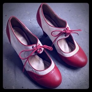 Vintage repo red and white spectators